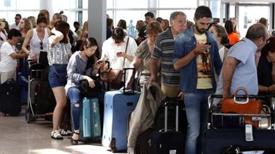 L&#039;aeroport del Prat cancel·la 32 vols fins a la finalització de la vaga a França