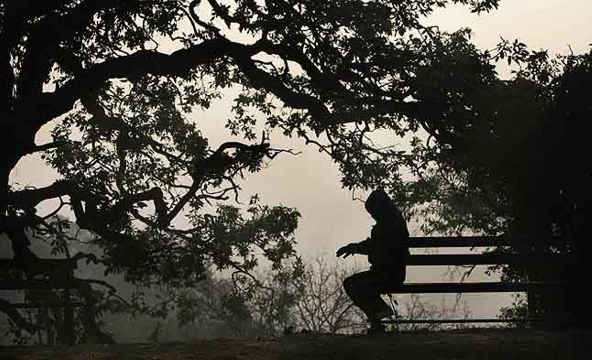 Un home nepalès abrigat fa exercicis al pati d’un temple de Kàtmandu (Nepal). Els dirais nepalesos van informar d’almenys vuit morts la setmana passada per les fredes temperatures.