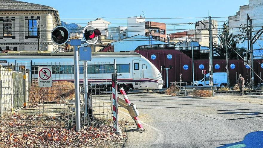 La ronda Suroeste contempla la eliminación del paso a nivel de la calle Trinitarias.