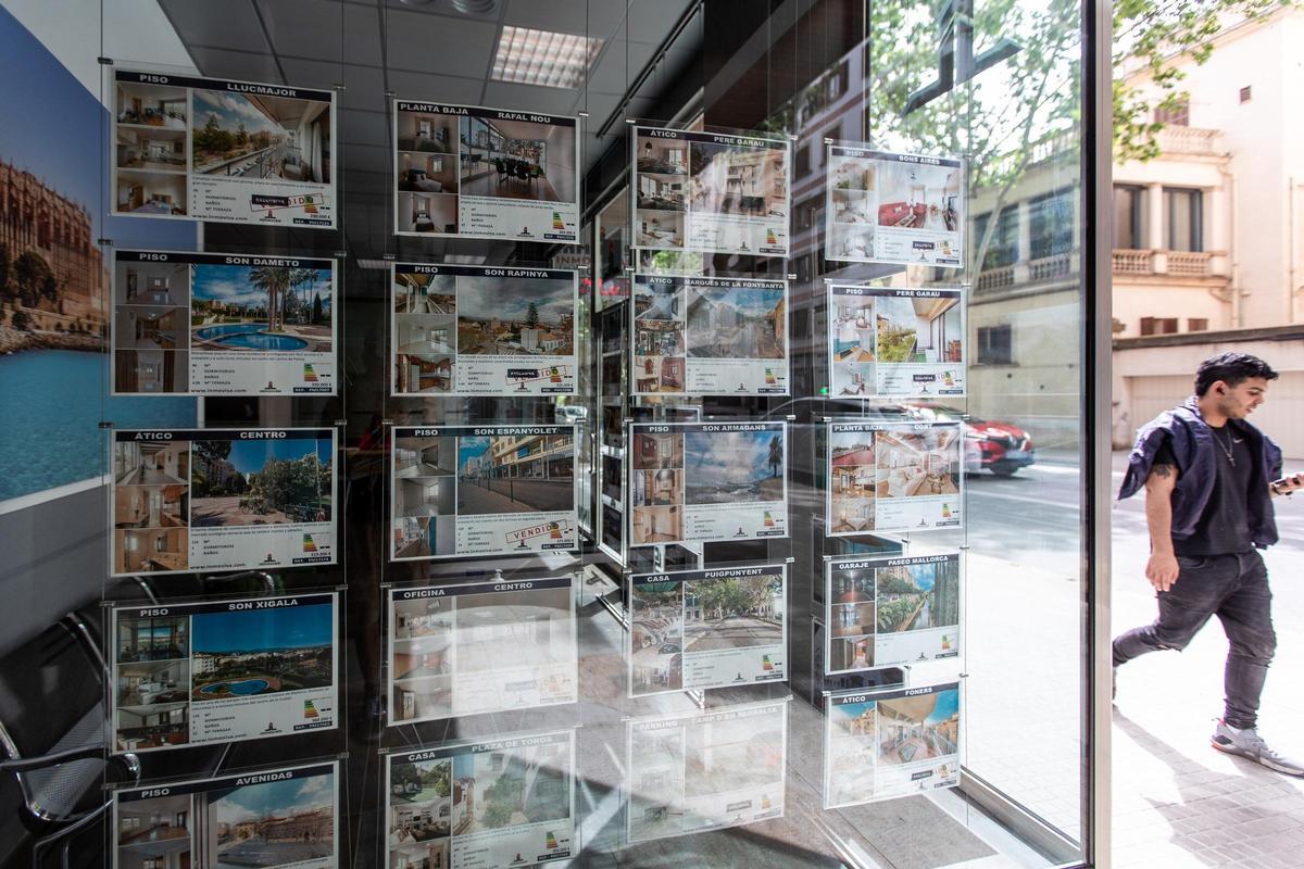 Anuncios de viviendas en venta en una inmobiliaria.