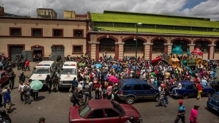 Más de 400 detenidos en Venezuela por saqueos a comercios y camiones con alimentos