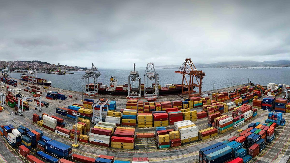 Contenedores apilados en la terminal de contenedores de Vigo.