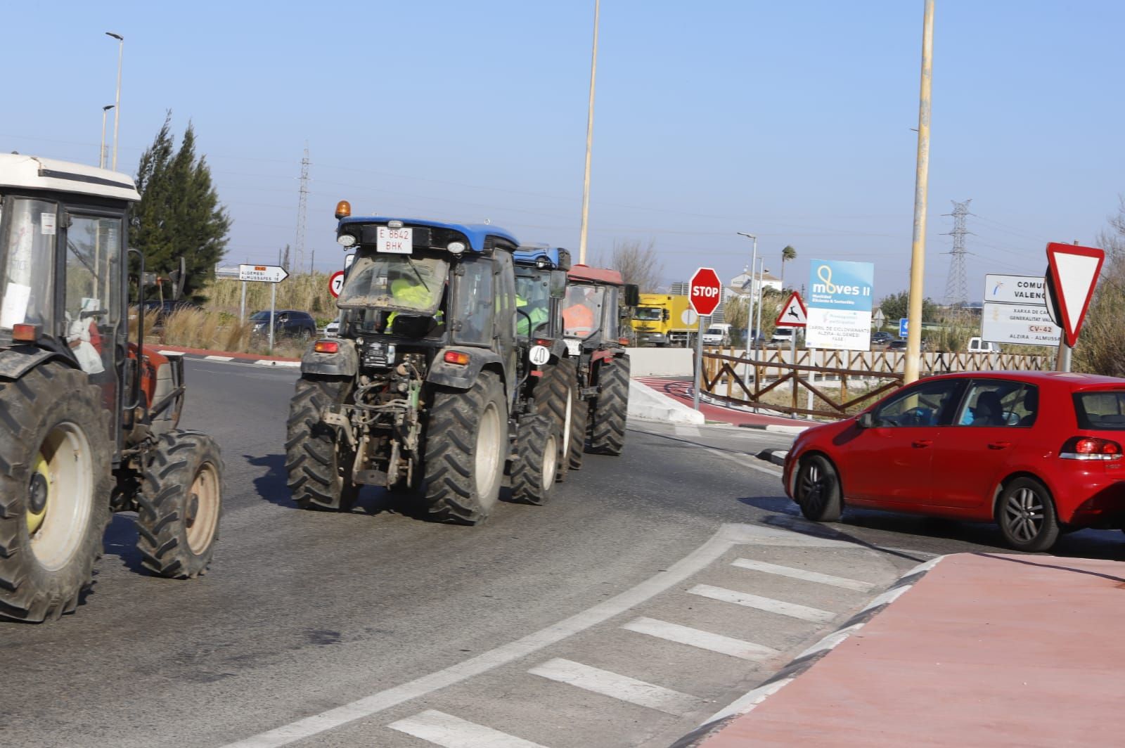 Las tractoradas dificultan el tráfico en la A-7 hacia Valencia