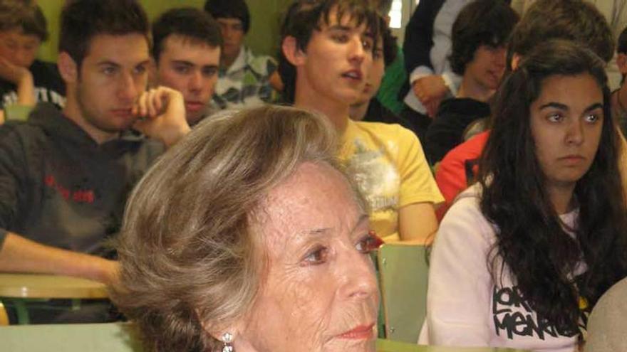 Marta Portal, en un encuentro con los alumnos del Instituto de Nava.