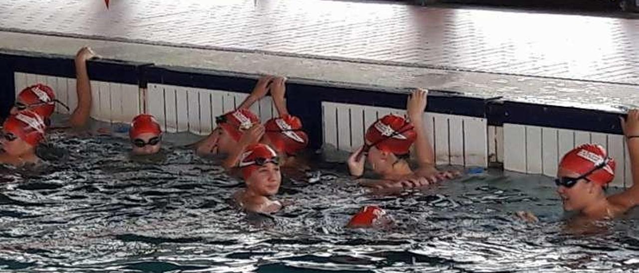 Jóvenes nadadores grupistas, en un entrenamiento.