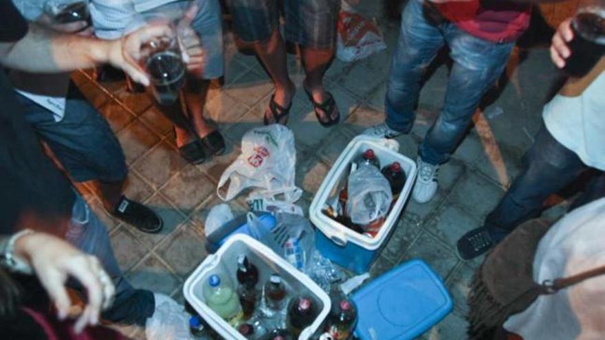 La Albufereta y la zona del golf sufren a menudo los ruidos y molestias provocados por el botellón.