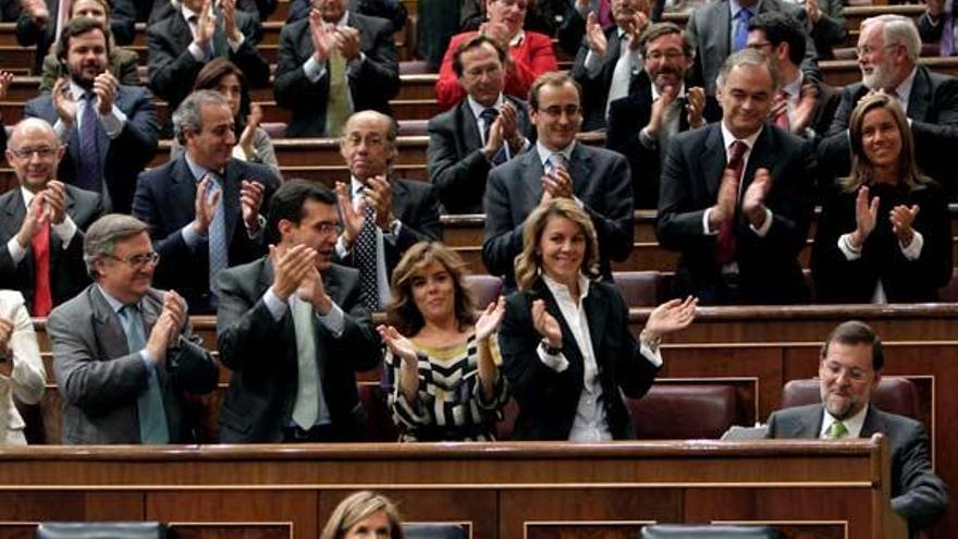 Los diputados populares aplauden a Mariano Rajoy (sentado) tras su intervención.