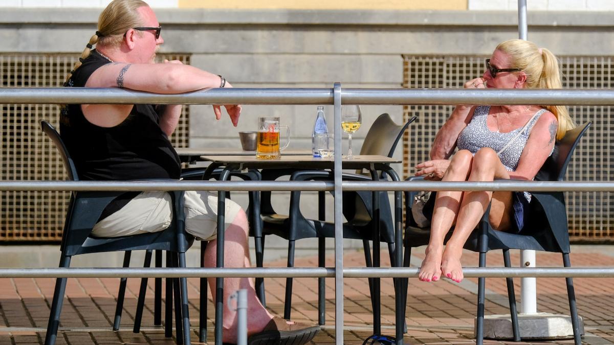 Turistas disfrutan de un refrigerio en el paseo de Las Canteras de la capital grancanaria.