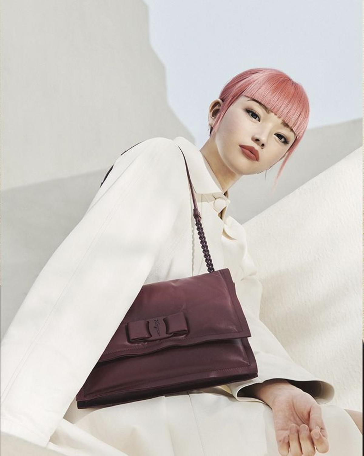 La modelo virtual @imma.gram con el bolso Viva Bow –cuyo nombre, Imma significa "ahora" en japonés– con el bolso Viva Bow de Salvatore Ferragamo.