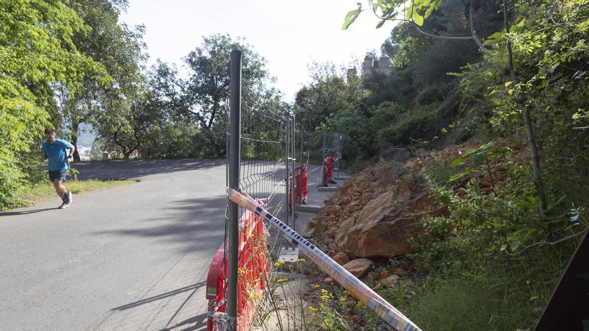 Un corredor pasa por la zona vallada en la que se registraron los desprendimientos.