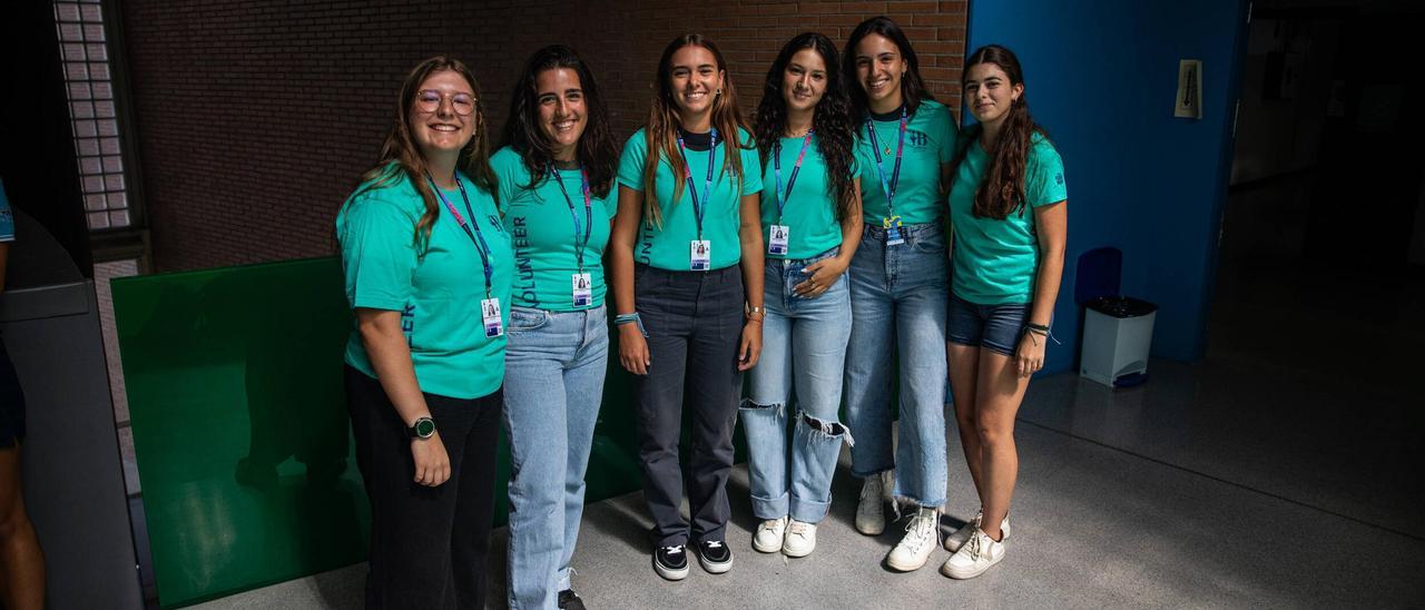 Un grupo de seis voluntarias del equipo de tierra de las preregatas de Vilanova i la Geltrú de la Copa América de vela, en el edificio Neápolis.