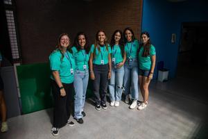 Un grupo de seis voluntarias del equipo de tierra de las preregatas de Vilanova i la Geltrú de la Copa América de vela, en el edificio Neápolis.