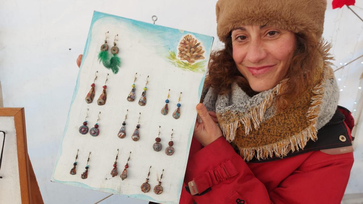 Virginia Postigo muestra algunas de sus creaciones con semillas de árbol.