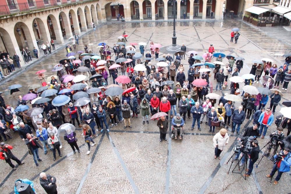 Emotivo minuto de silencio en Gijón por Paz Fernán