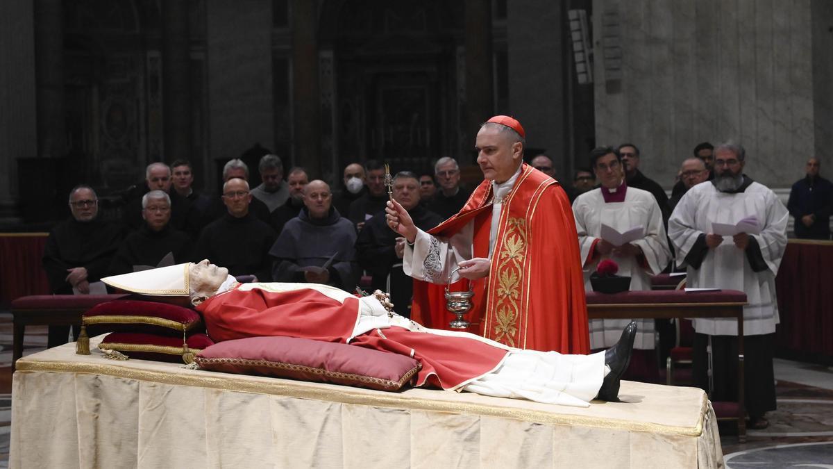 Capilla ardiente de Benedicto XVI.