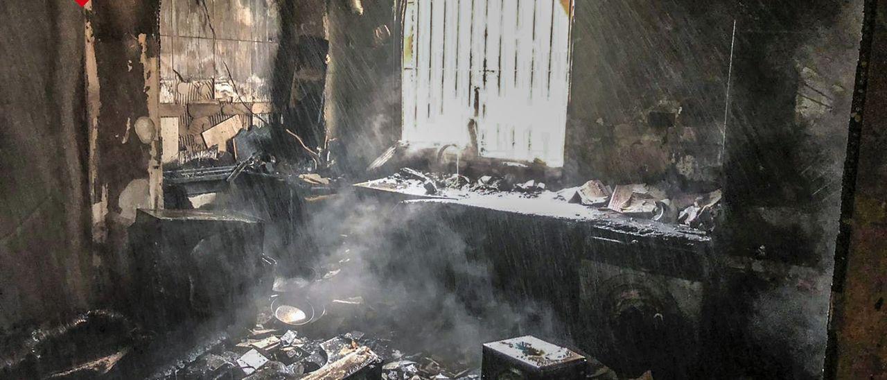 Un hombre resulta herido en el incendio de un chalé en Orihuela