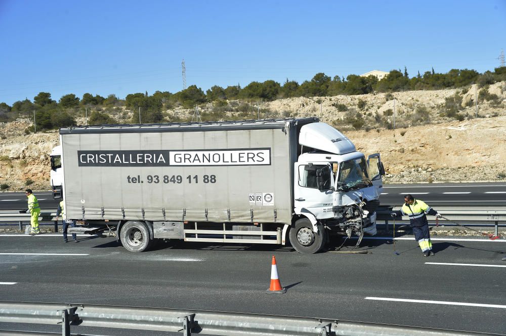 Choque entre camiones en la A-7