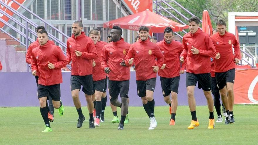 Los jugadores del Mallorca entrenaron ayer en Valladolid a la hora del partido.