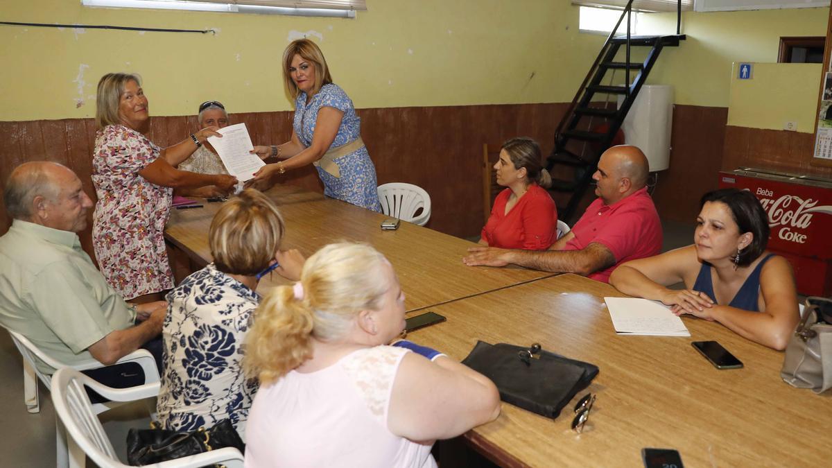 La directiva de la AVV San Martiño de Vilar entrega a la alcaldesa Digna Rivas las decenas de firmas que apoyan su reclamación.