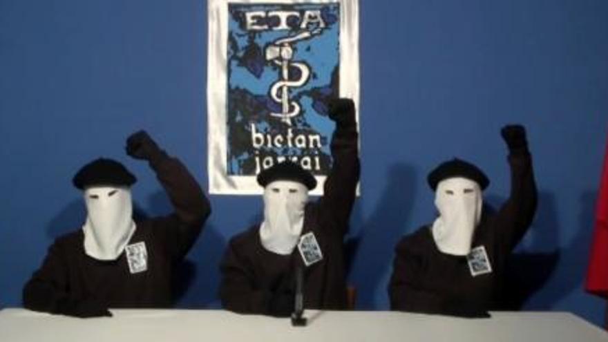 Membres de la banda terrorista ETA, el 20 d&#039;octubre del 2011, en l&#039;anunci del cessament definitiu de la lluita armada, un pas històric cap a la pau a Euskadi. En la imatge, una captura del vídeo en què van comunicar la seva decisió | GARA