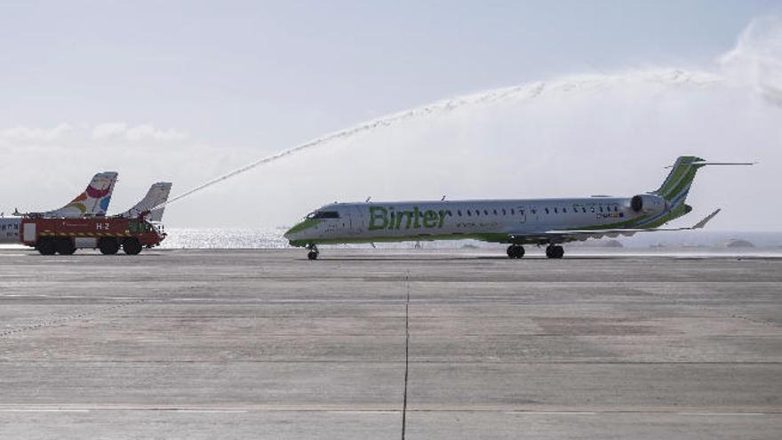 Bautizo de uno de los CRJ1000 adquiridos recientemente por la aerolínea canaria.