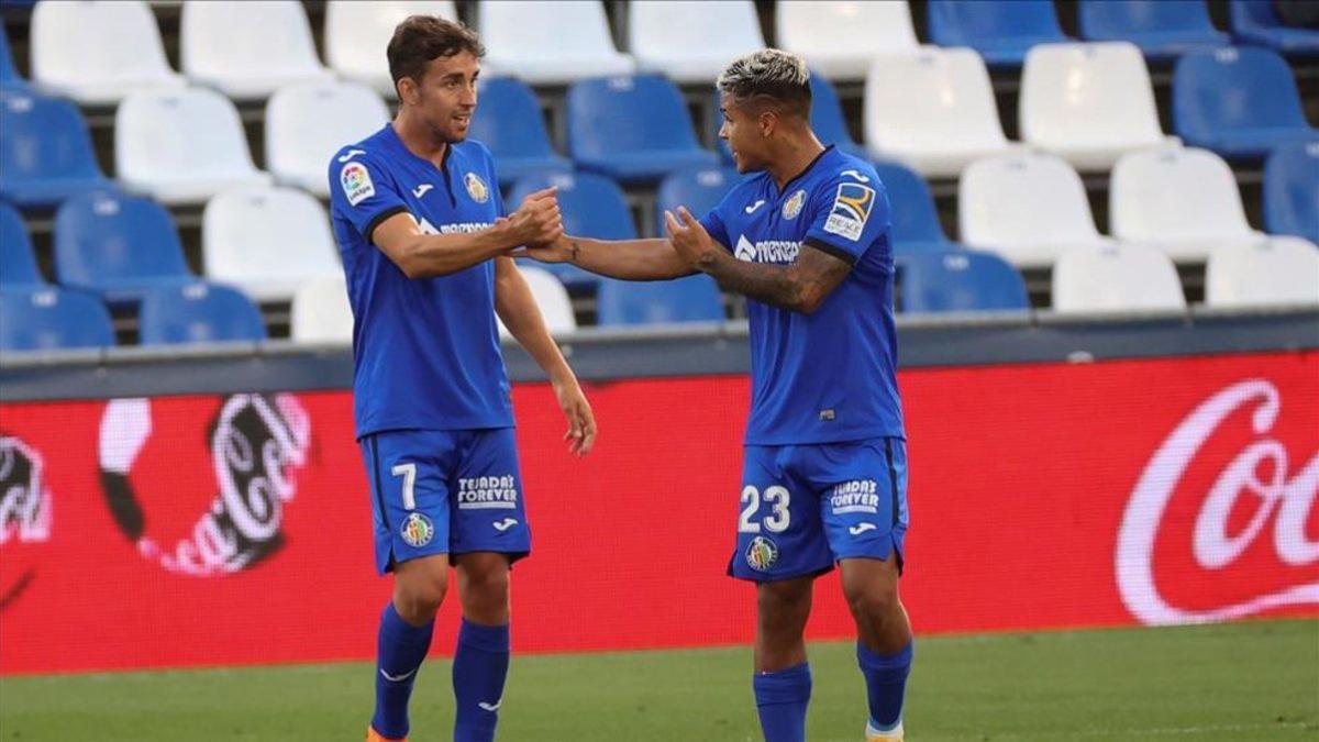 Mata y Cucho Hernández celebran un gol del Getafe