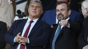 Los presidentes del Barça, Joan Laporta, y el Getafe, Ángel Torres, este domingo en el Coliseum Alfonso Pérez.