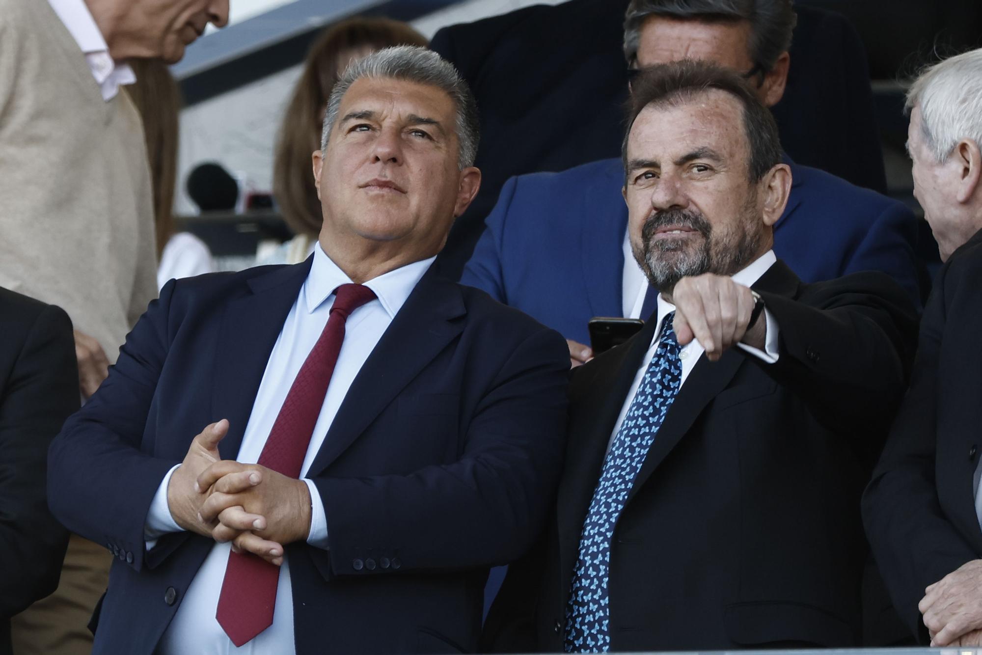 Los presidentes del Barça, Joan Laporta, y el Getafe, Ángel Torres, este domingo en el Coliseum Alfonso Pérez.