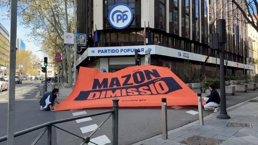 Compromís despliega una gran pancarta para pedir la dimisión de Mazón en la sede del PP en Génova