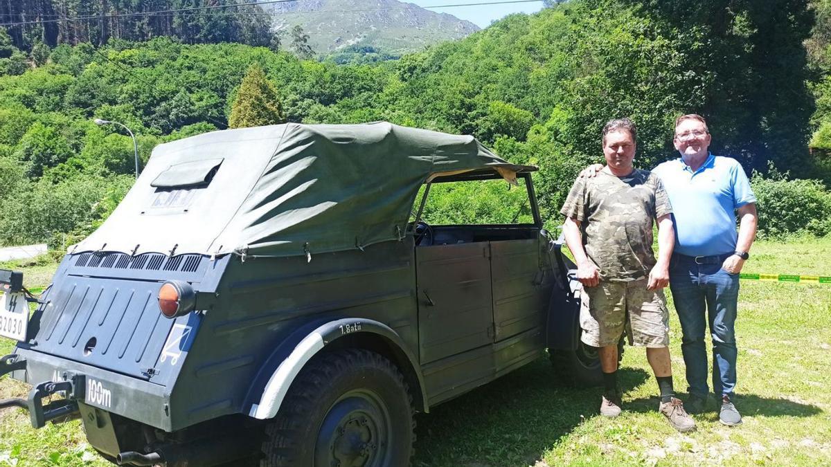 El recreador italiano Claudio Cassol y Ángel Forcón, del Museo de Las Ayalgas, ayer, junto al vehículo Kubelwagen nazi que participa en la recreación en Selviella, en Belmonte de Miranda. | S. Arias