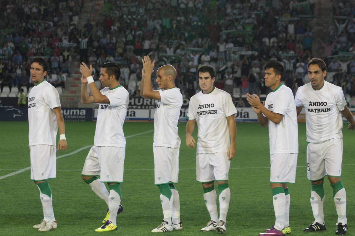 Tras su lesión, los jugadores del Córdoba CF saltaron al campo en su partido contra el Villarreal B con una camiseta de apoyo.