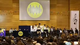 Os centros educativos e os concellos de Deza honran o legado de Begoña Caamaño