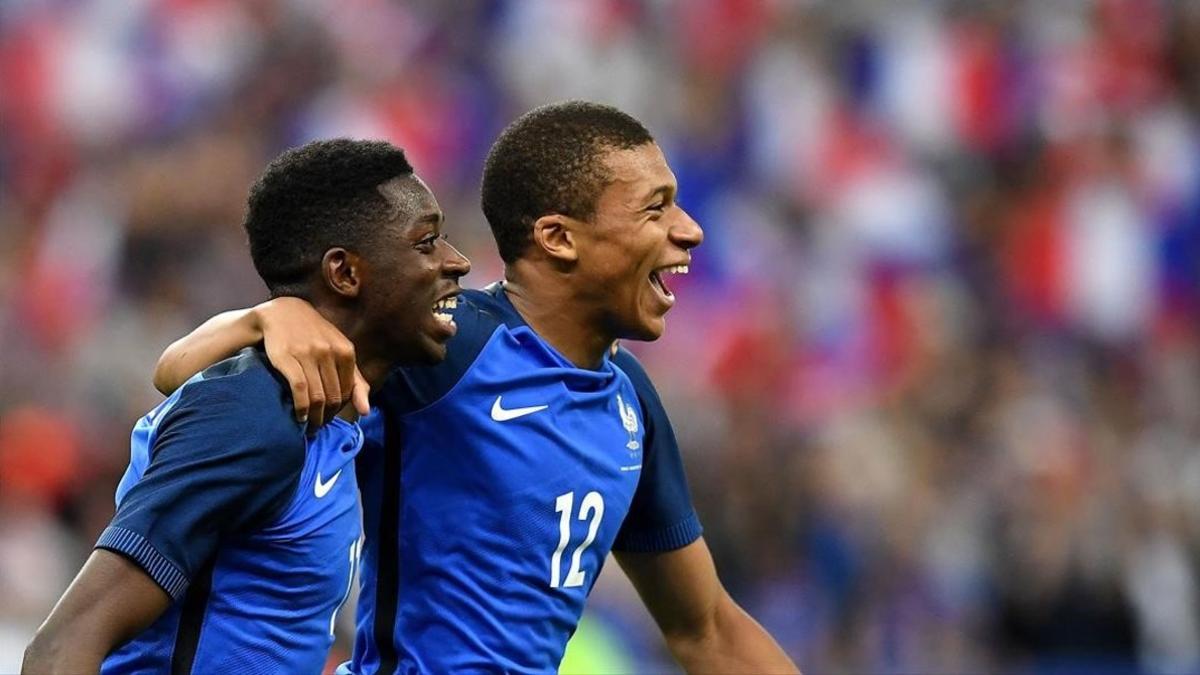 ecarrasco38877797 france s forward ousmane dembele  l  is congratulated by fra170621204243