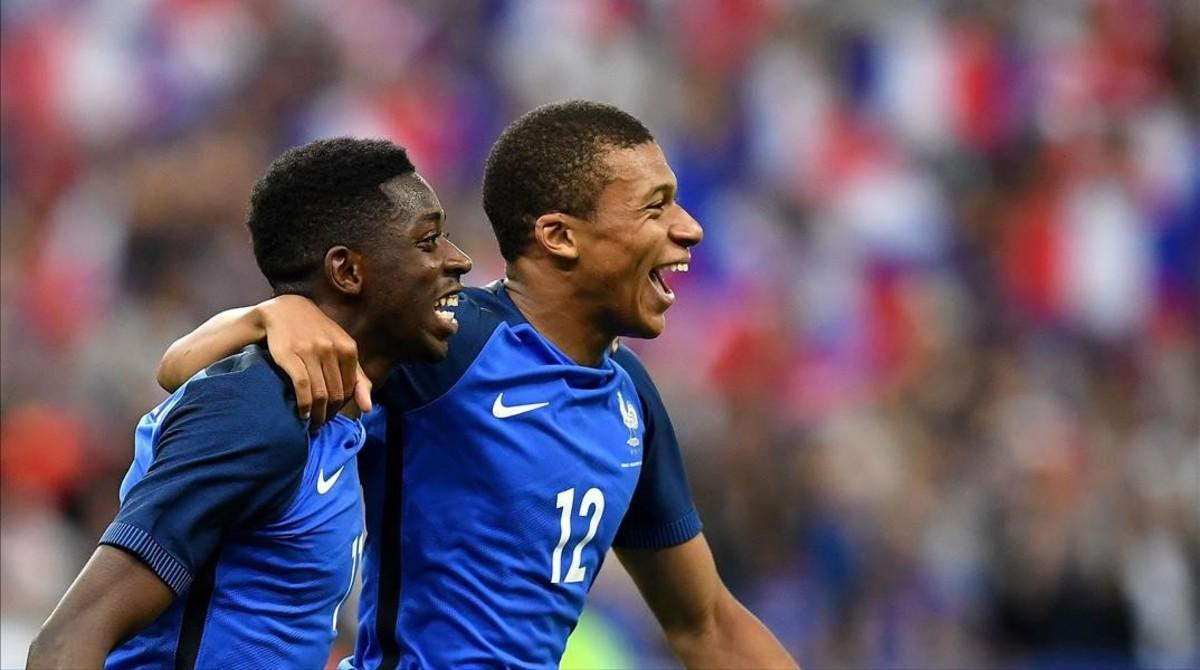 ecarrasco38877797 france s forward ousmane dembele  l  is congratulated by fra170621204243