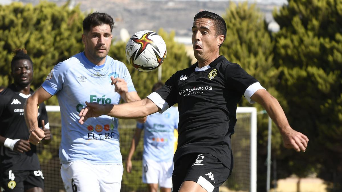 Pedro Sánchez intenta controlar un balón durante el partido del domingo el El Ejido.