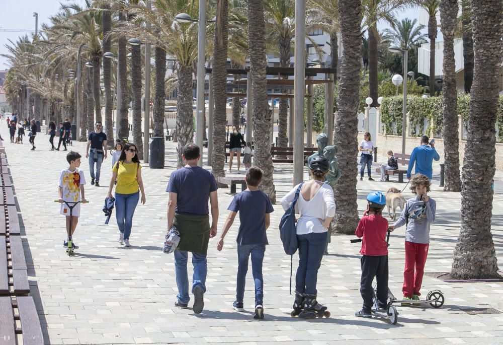 Los más pequeños salen del confinamiento después de más de 40 días pero un gran número de familias salen enteras y no se respeta la distancia de seguridad.