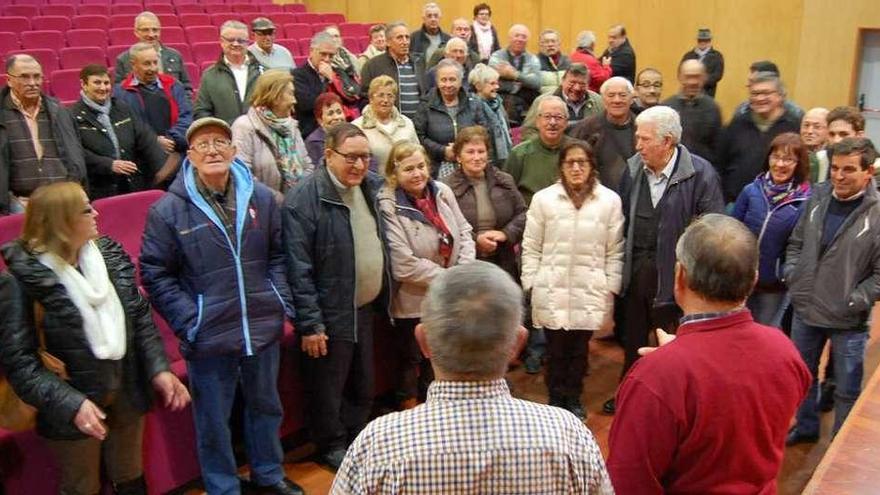 Vecinos asistentes a la asamblea de los afectados por la ampliación de la autopista, ayer. // FdV