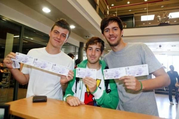 Aficionados del Real Zaragoza recogen sus entradas para la 'final' ante el Getafe