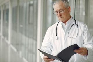 Un "ejército" de médicos autónomos acusa a las aseguradoras de hundir sus tarifas: siete euros por consulta