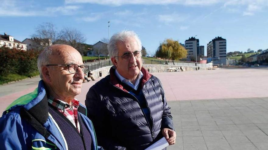 Juan Manuel González y Rafael Alonso, ayer, en la plaza del parque Europa, donde se colocarán las carpas.