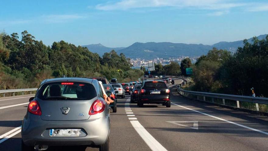 Tráfico parado en el Corredor de O Morrazo // FARO