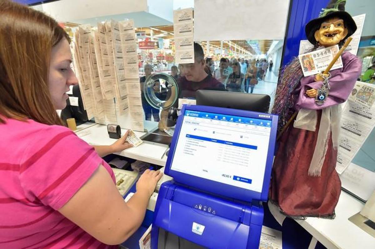 23-12-2018 TELDE. Colas para comprar lotería en la administración La Brujita (CC Alcampo). Fotógrafo: ANDRES CRUZ