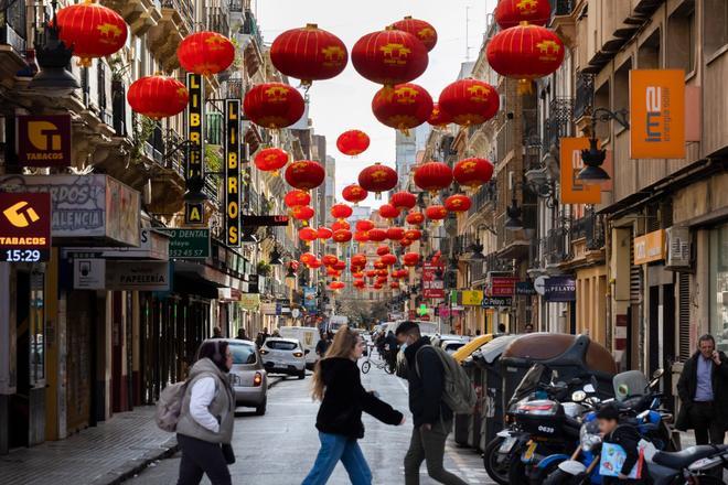 Así ha sido el montaje del nuevo año chino en el Chinatown de València