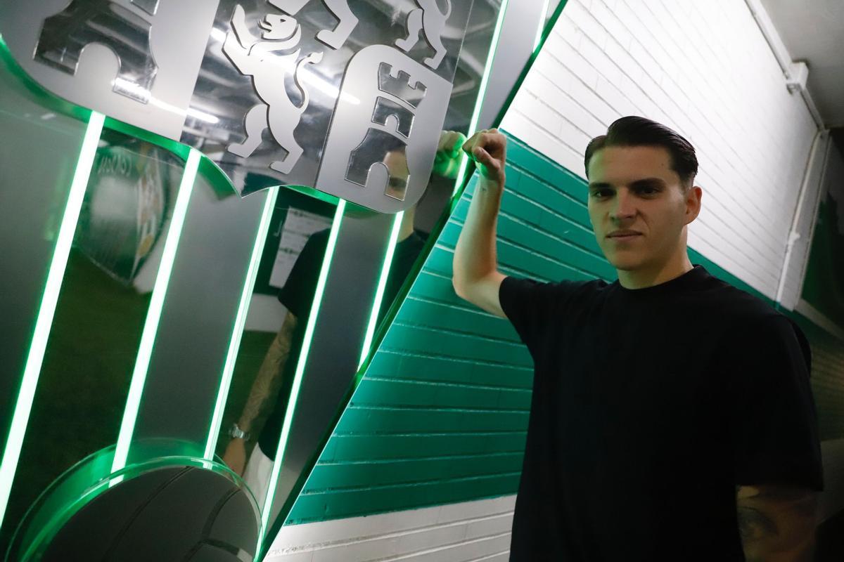 Álex Sala, junto al escudo del Córdoba CF en la zona mixta de El Arcángel.