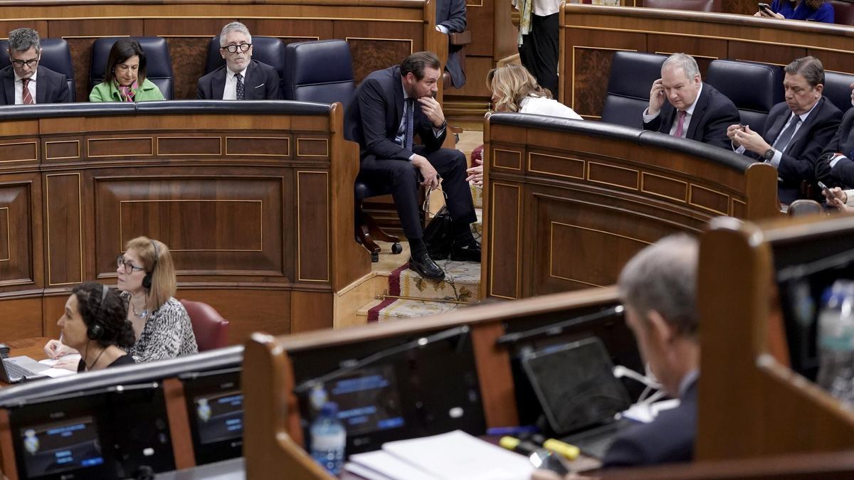 Óscar Puente conversa con Pilar Alegría durante la comparecencia de Pedro Sánchez.