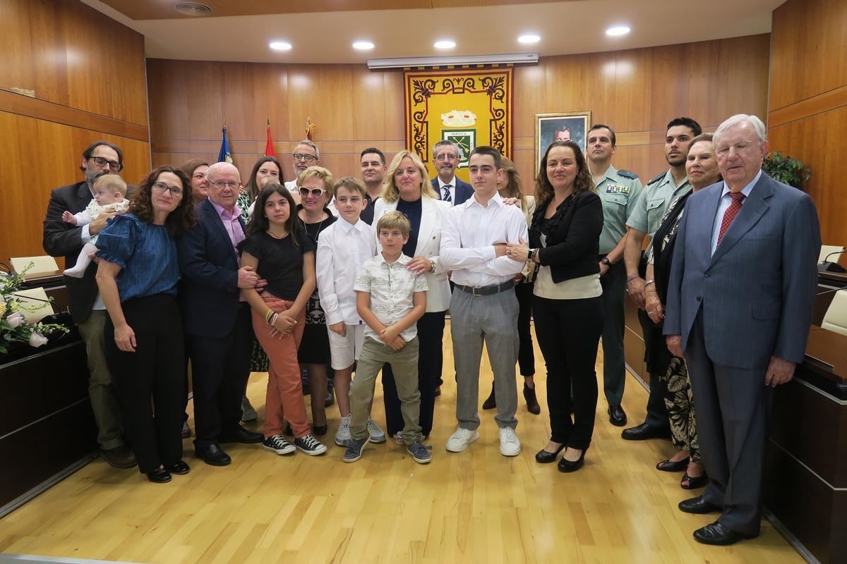 Foto tras la entrega de la medalla de oro a la familia del agente de policía fallecido en un rescate por lluvias.