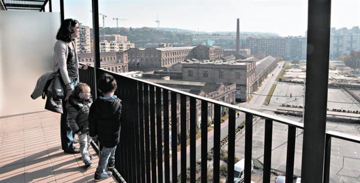 Una familia admira las vistas desde su futuro piso en Barcelona Una familia admira las vistas desde su futuro piso en Barcelona
