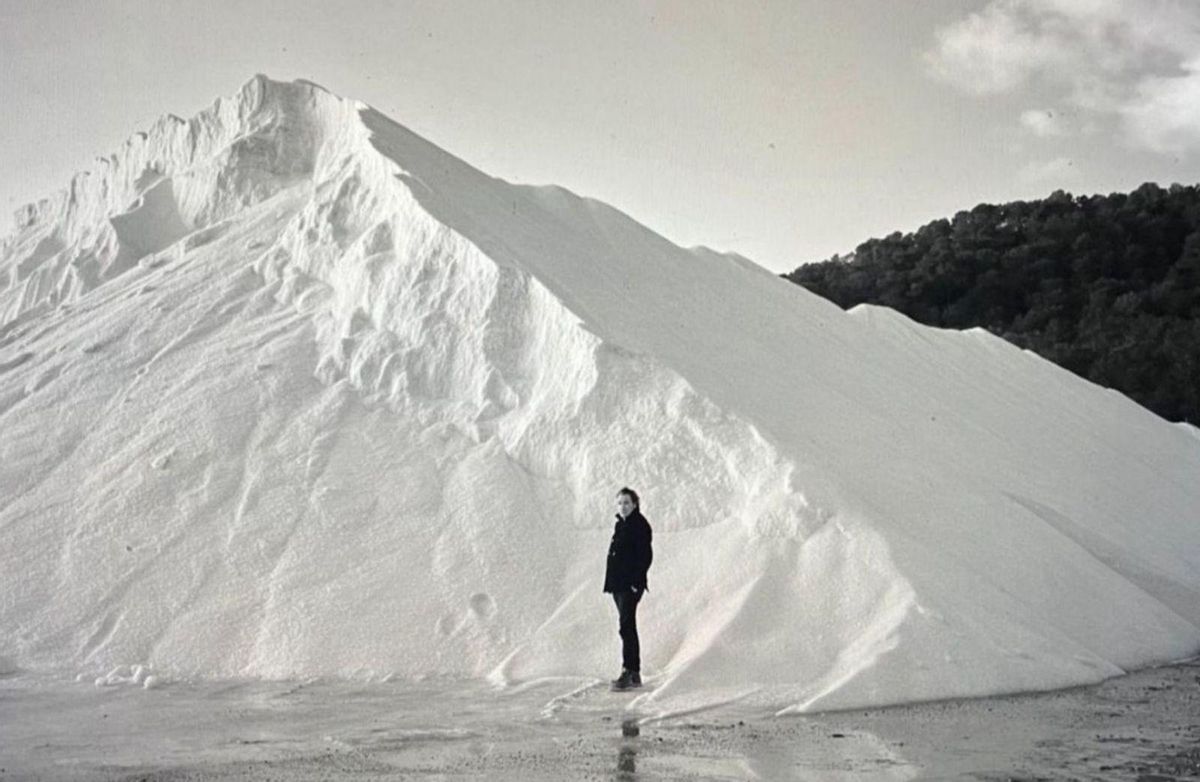Fornes, ante una de las montañas de sal de ses Salines. | PROYECTO ‘LASAL’