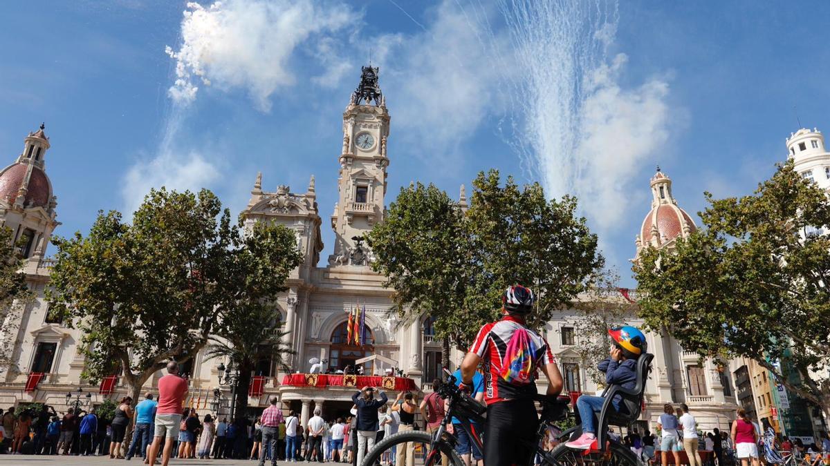 9 d'Octubre: Mascletà aérea en la Plaza del Ayuntamiento