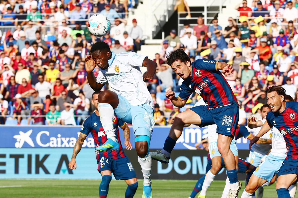 Saidu pelea un balón por alto con Javi Mier, jugador del Huesca.